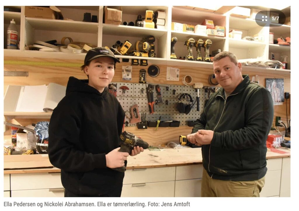 Nickolei Abrahamsen med en lærling på værkstedet