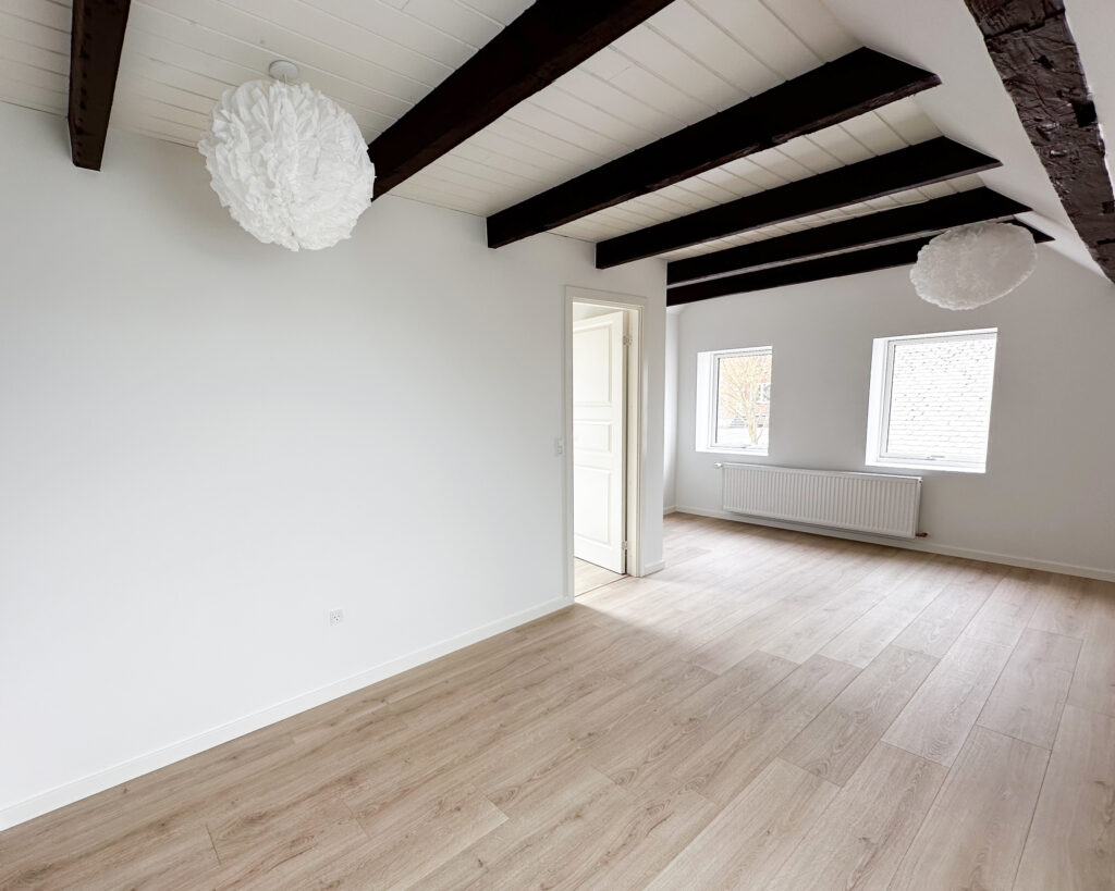 Renoveret tagetage med synlige bjælker i Kragelund