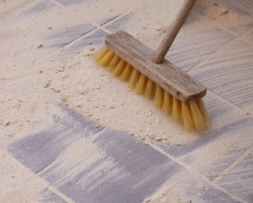 sand-paa-fliser-og-kost