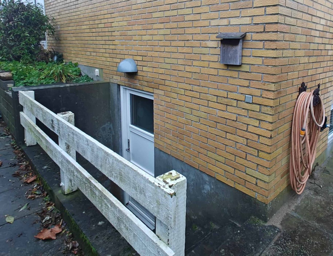 gammel løsning på hegn ved kælderskagt